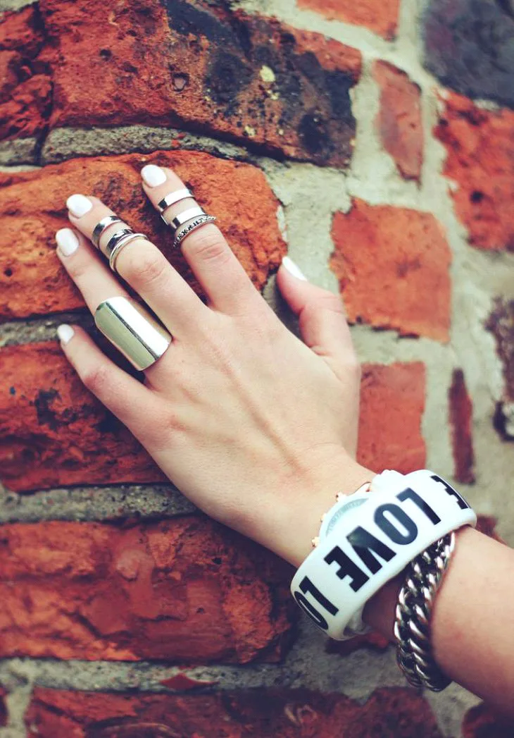 5-Ways-to-Stylishly-Stack-Your-Rings